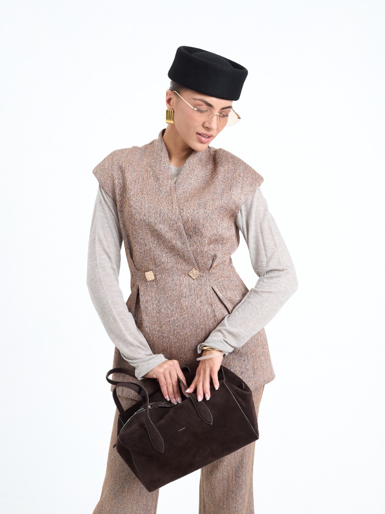Костюм с жилетом на защипах